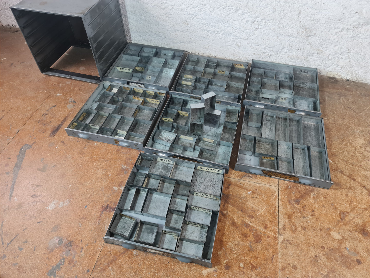 Industrieller Metallschubladenschrank mit vielen Fächern
