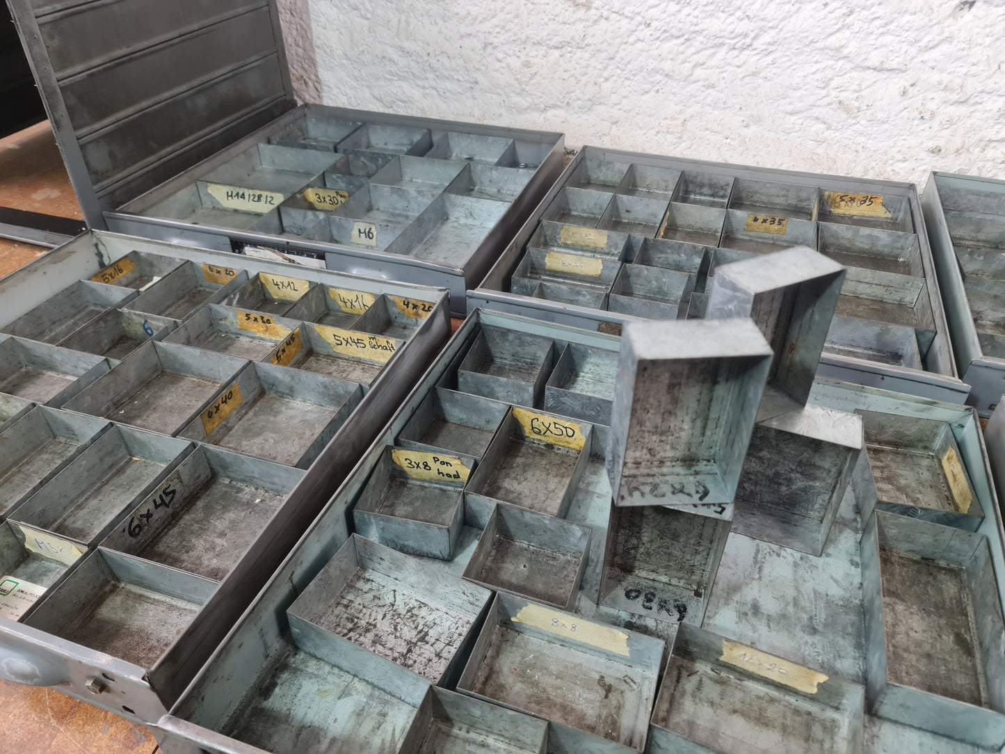 Industrieller Metallschubladenschrank mit vielen Fächern
