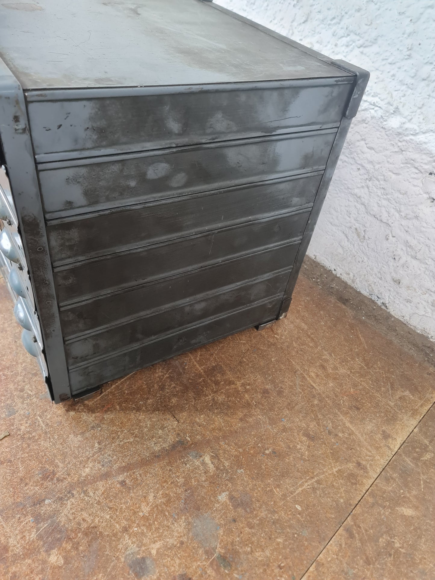 Industrieller Metallschubladenschrank mit vielen Fächern