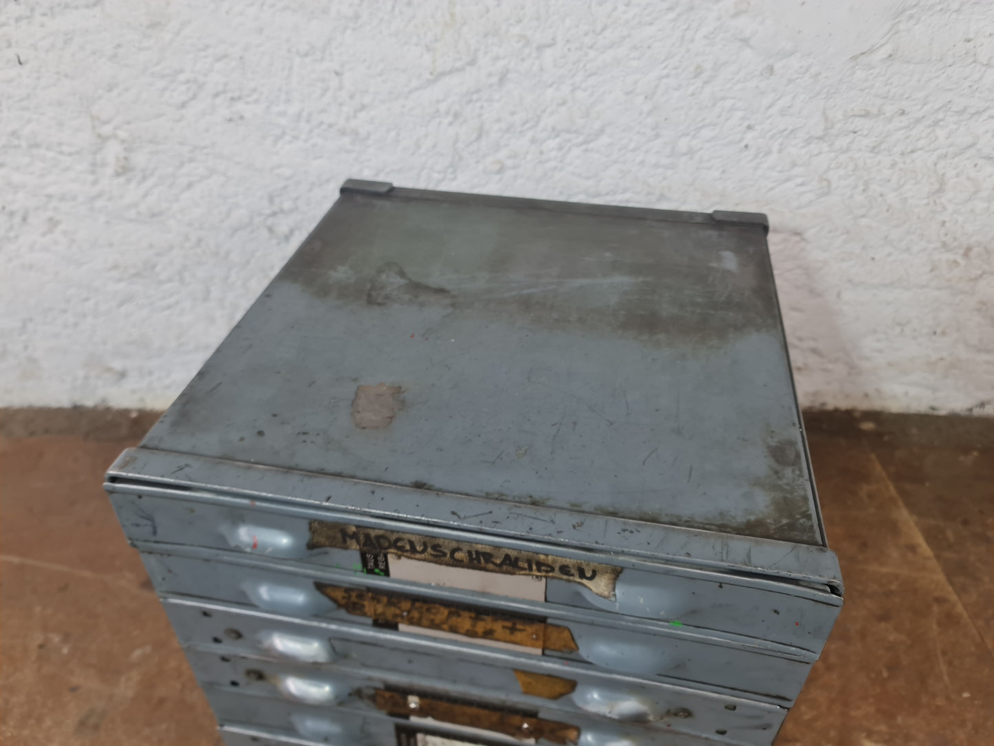 Industrieller Metallschubladenschrank mit vielen Fächern