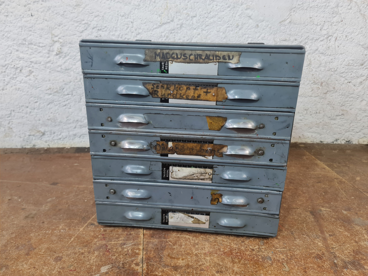 Industrieller Metallschubladenschrank mit vielen Fächern