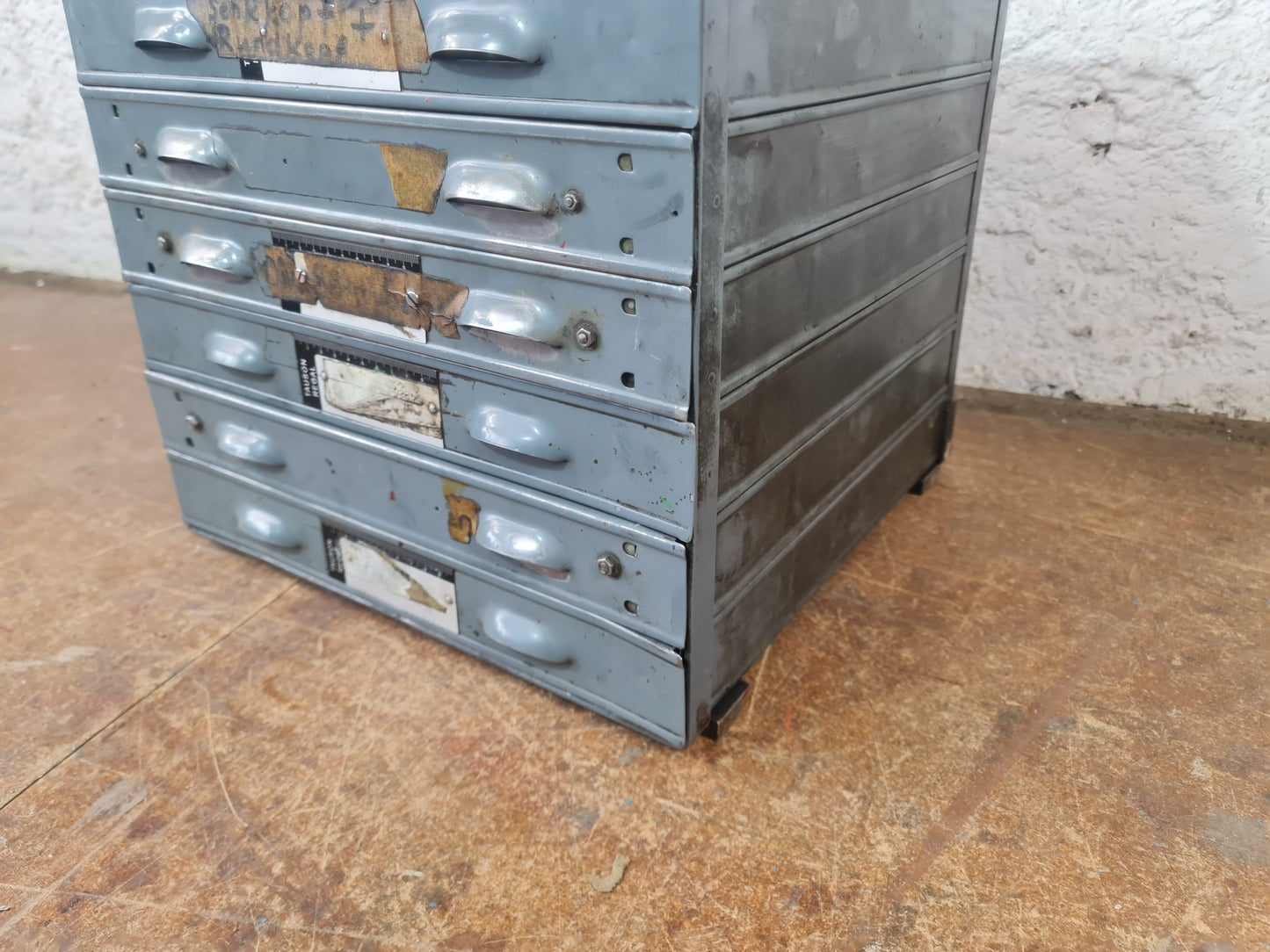Industrieller Metallschubladenschrank mit vielen Fächern