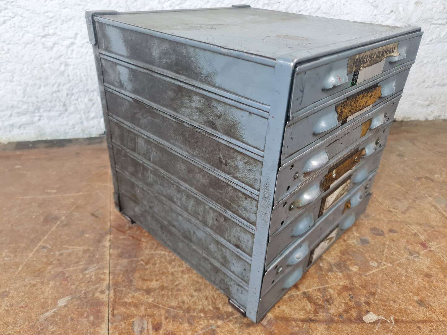 Industrieller Metallschubladenschrank mit vielen Fächern