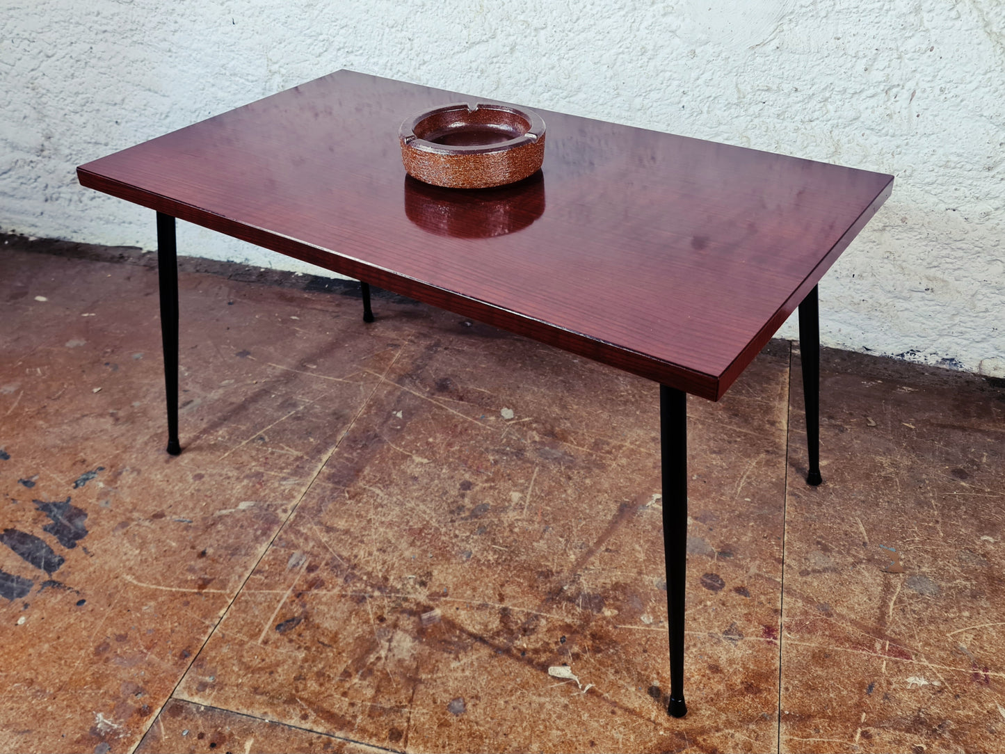 Mid-Century Couchtisch mit Resopalplatte und schwarzen Beine