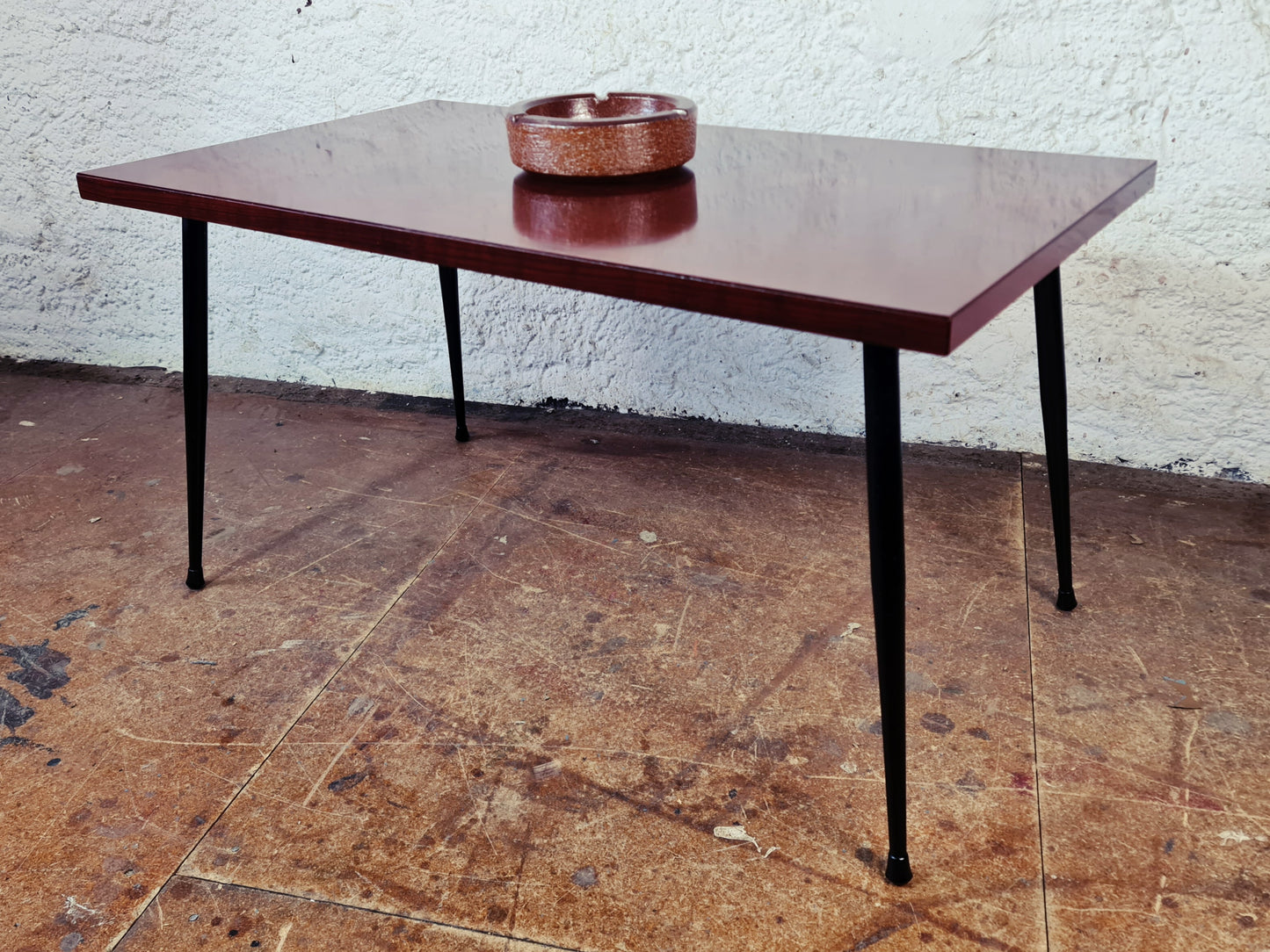 Mid-Century Couchtisch mit Resopalplatte und schwarzen Beine