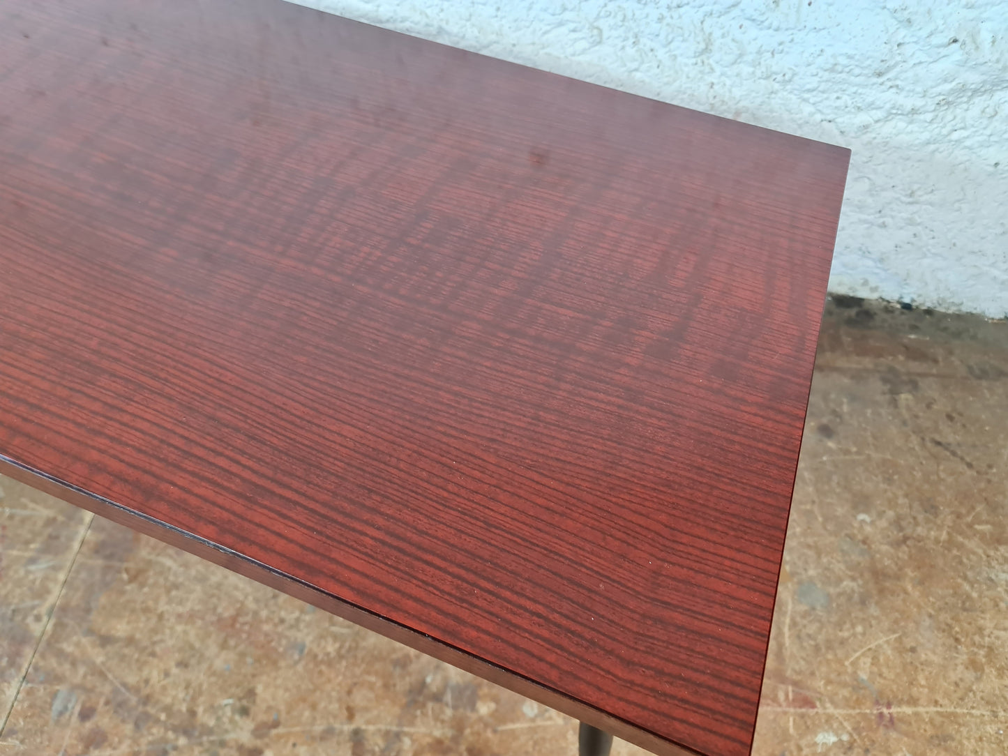 Mid-Century Couchtisch mit Resopalplatte und schwarzen Beine