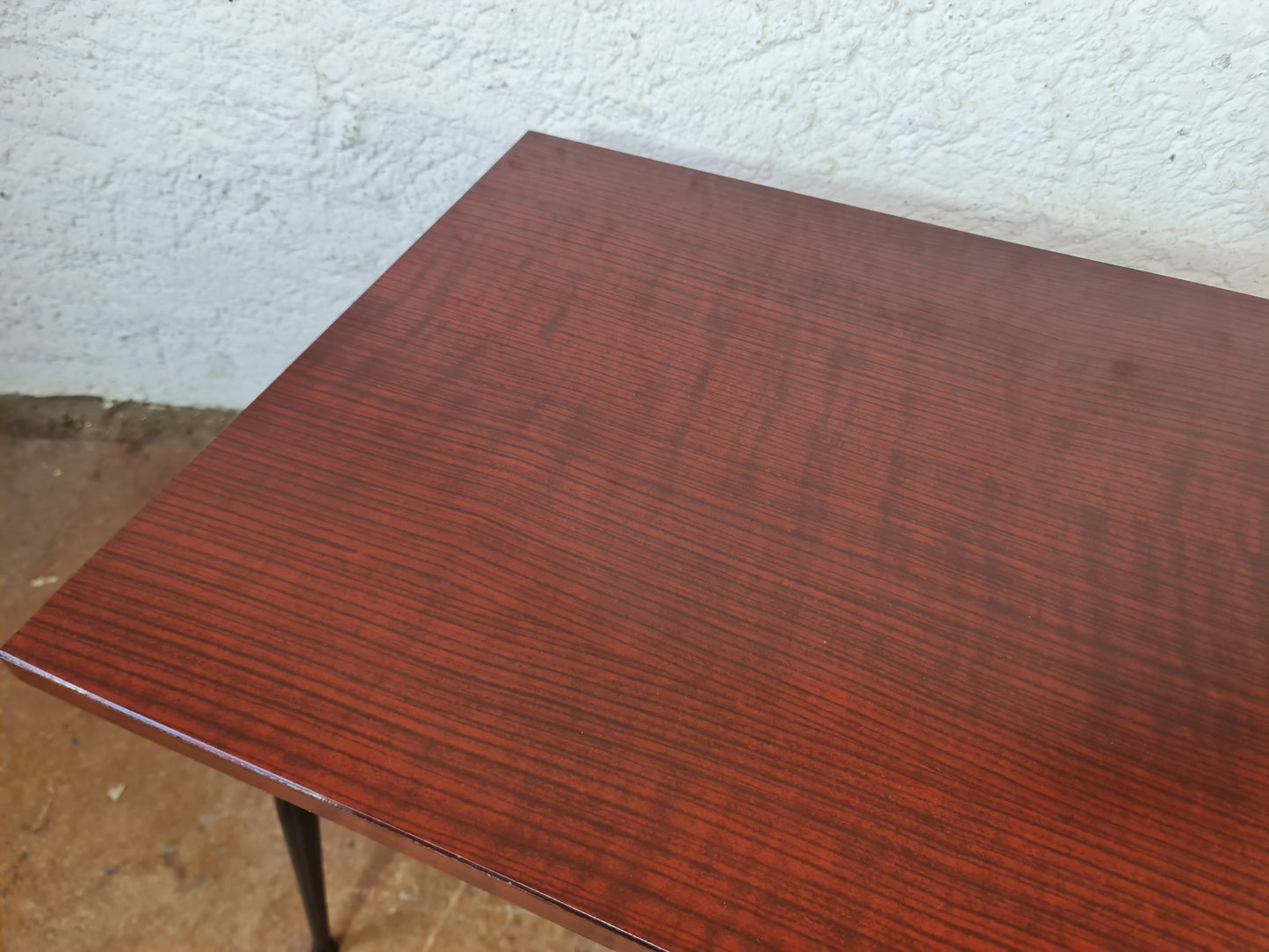 Mid-Century Couchtisch mit Resopalplatte und schwarzen Beine