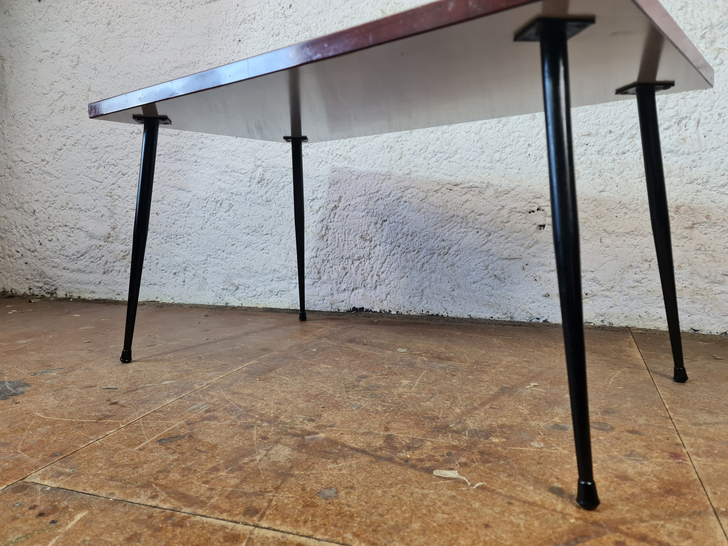 Mid-Century Couchtisch mit Resopalplatte und schwarzen Beine