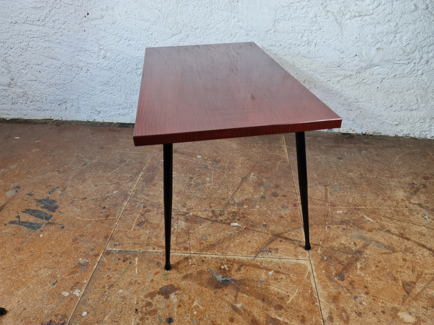 Mid-Century Couchtisch mit Resopalplatte und schwarzen Beine