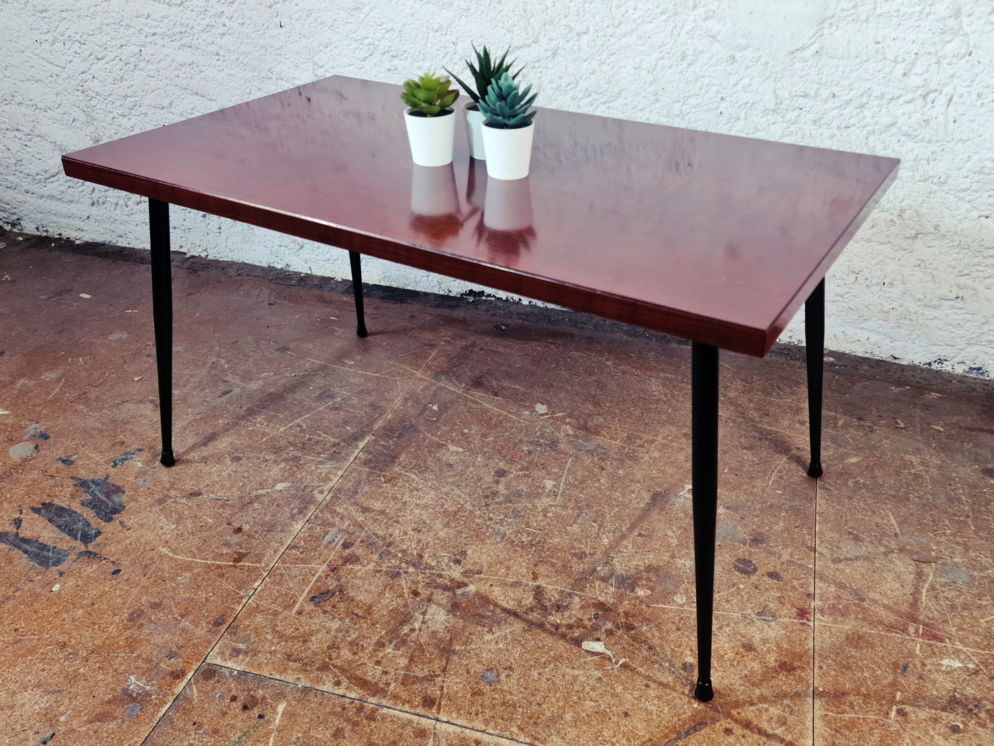Mid-Century Couchtisch mit Resopalplatte und schwarzen Beine