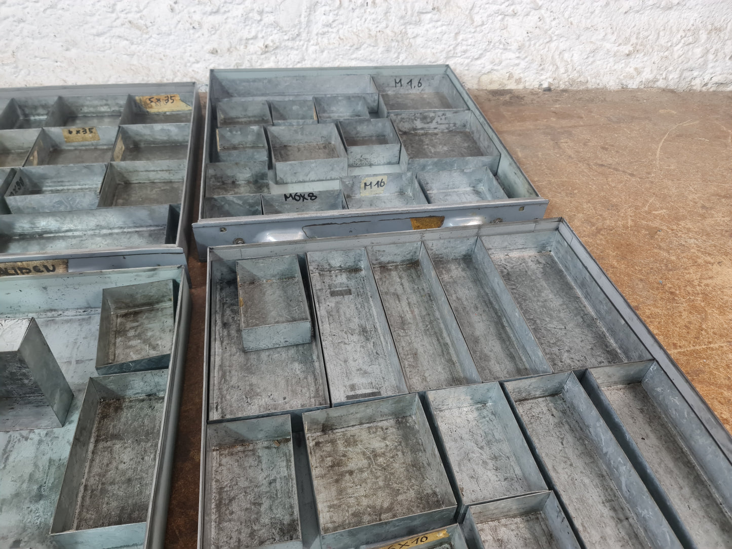 Industrieller Metallschubladenschrank mit vielen Fächern